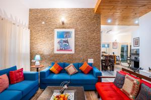 Χώρος καθιστικού στο Bhowali Valley Chalet By 3R Stays