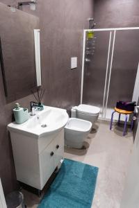 Vannituba majutusasutuses a jump in Montesanto by Montesanto Luxury Domus