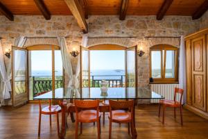 ヴルサルにあるVilla Carla- Istrian Stone Villa with Sea Viewのダイニングルーム(ガラスのテーブル、椅子付)