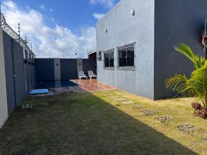 En have udenfor Casa de Férias com Piscina