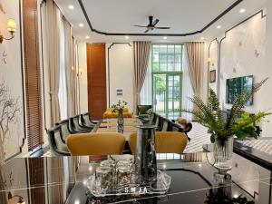 ein Esszimmer mit Tisch und Stühlen in der Unterkunft Villa Vanda Phu Quoc in Phu Quoc