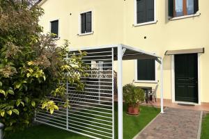 une clôture devant une maison dans l'établissement Dimore Al Borgo, à Montagnana