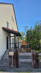 ein Gebäude mit einer Kiste davor in der Unterkunft Zum alten Rittergut in Malschwitz