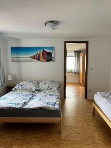 ein Schlafzimmer mit einem Bett und einem Gemälde an der Wand in der Unterkunft Zum alten Rittergut in Malschwitz