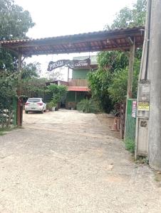 Pousada Nosso Cantinho في غواراباري: موقف امام مبنى