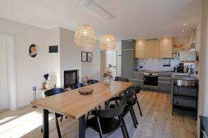 een keuken en eetkamer met een houten tafel en stoelen bij First-Class Domizil WILLINGEN-LODGE in zentraler Lage! in Willingen +34 foto's