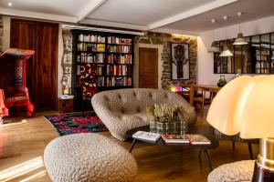 un soggiorno con due sedie e un tavolo di Origines a Tautavel