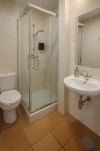 Un baño de Hostal Yeti 12 fotos más