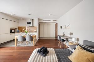 Una sala de estar con cocina y comedor. en NiceOne Apartment Number 9 - W samym Centrum!, en Wroclaw