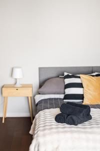 Una cama con toallas en un dormitorio en NiceOne Apartment Number 9 - W samym Centrum!, en Wroclaw