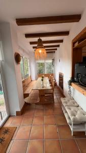 Un comedor con mesa y sillas en Hearth & Oak, en Aracena 23 fotos más