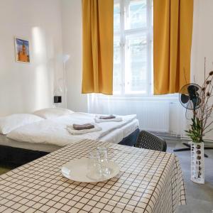 Una cama o camas en una habitación de Pokoj A2 v Praze