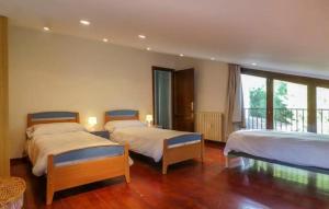 ein Schlafzimmer mit zwei Betten und einem Balkon in der Unterkunft Casa Relajante Aljezar in Teruel