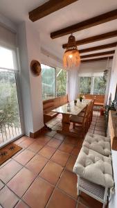 Una gran sala de estar con mesa y sillas. en Hearth & Oak, en Aracena