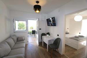 TV a/nebo společenská místnost v ubytování Apartments Nadenic