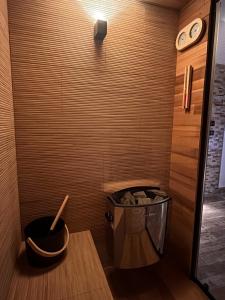 Baño pequeño con cubo de basura en Aventura el Bombón, Cabaña Wellness con Sauna y Ritual de Hielo en Cabo de Gata, en Níjar