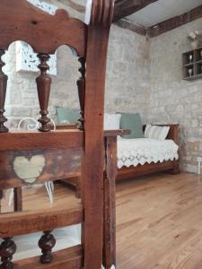 Un dormitorio con una cama en una pared de piedra. en La Petite Authentique, en Gaillac-dʼAveyron