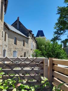 una valla de madera frente a algunos edificios en La Petite Authentique, en Gaillac-dʼAveyron