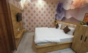 Postel nebo postele na pokoji v ubytování FabHotel Devi Residency + 16 fotografií