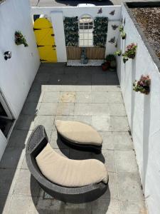 een paar stoelen op een terras bij Num 29 in Newquay