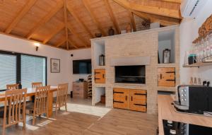 Una cocina y un comedor con mesa y sillas. en Villa FourM - Makarska by Villas Guide, en Poljica