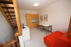 Kuchyň nebo kuchyňský kout v ubytování Enjoy our flat with garden in Rosolina