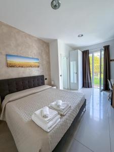 a bedroom with a bed with towels on it at Agriturismo Villa Gaia in Lonato