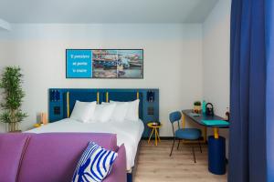 um quarto de hotel com uma cama, uma mesa e uma escrivaninha em CX Naples Centrale em Nápoles mais 36 fotografias