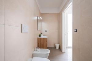 トッレ・ラピッロにあるSuite Splendor Luxのトイレと洗面台を備えた白いバスルーム