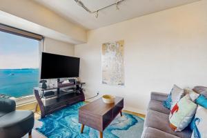 TV a/nebo společenská místnost v ubytování Newmark Bayview Luxury Suite