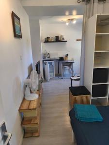 a room with a bed and a room with a kitchen at studio indépendant in Salles-la-Source