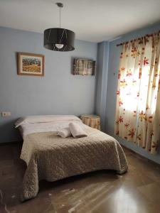 un dormitorio con una cama y una ventana en House atarfe ii motril, en Atarfe