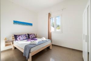 une chambre avec un lit et une fenêtre dans l'établissement Arvèa – Lux Coastal Essence, à Torre Lapillo