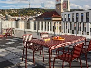 a table and chairs on top of a roof at Numa Stuttgart Rotebühlplatz in Stuttgart