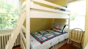 Ce lit superposé se trouve dans un dortoir doté de lits superposés. dans l'établissement Windsor Escape, à Cape May