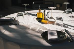 ColomarsにあるAuberge du Rédier - Logis Hôtelsの白いテーブル(ワイングラスと皿付)