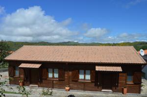 un modelo de casa con techo de baldosa en Casas de Montanha da Gralheira, en Gralheira
