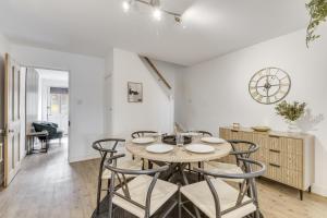 a dining room with a table and chairs at Riverside Cottage Retreat Hertford Town Sleeps 6 in Hertford