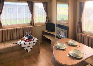 TV a/nebo společenská místnost v ubytování Golden Anchor Caravan Park