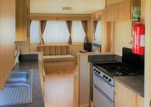 Kuchyň nebo kuchyňský kout v ubytování Golden Anchor Caravan Park