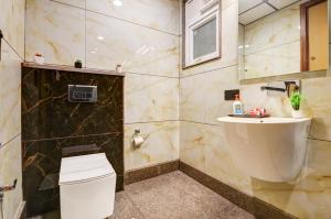 a bathroom with a toilet and a sink at JS Residency Luxe Collection Hotel Near Nizamuddin Railway Station in New Delhi