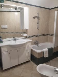 een badkamer met een bad en een wastafel en een ligbad bij Casa Carrara in Genua +16 foto's