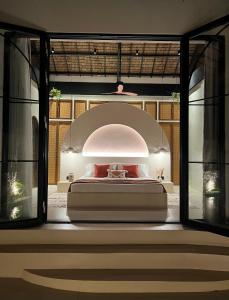 ein Schlafzimmer mit einem Bett in einem Zimmer mit Fenstern in der Unterkunft Alma Villas in Paliton + 34 Fotos