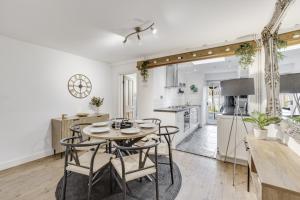 a kitchen and living room with a table and chairs at Riverside Cottage Retreat Hertford Town Sleeps 6 in Hertford
