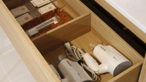 東京にある亀のやのビデオゲームのコントローラーが2つ入った木箱