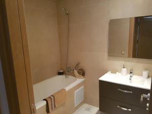 エル・ハーフラにあるSables d'or flat apartementのバスタブと洗面台のあるバスルーム +13枚の写真