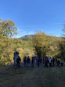 a group of people walking around in a field at Agriturismo Vezzano in Chiusi della Verna