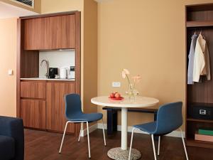 a small dining room with a table and chairs at Numa Stuttgart Rotebühlplatz in Stuttgart
