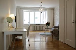 een woonkamer met een tafel en een bank bij Apartment Hotell Conrad in Karlskrona