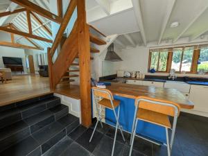 Køkken eller tekøkken på Rural Cottage Retreat, Near Goodwood Festival of Speed, Dog Friendly with Shared Outdoor Pool, gardens & Tennis, Free Parking! Chichester Holiday Properties